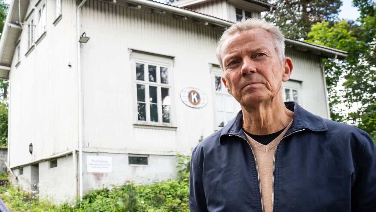 Demokratihuset får informasjonsskilt på veggen