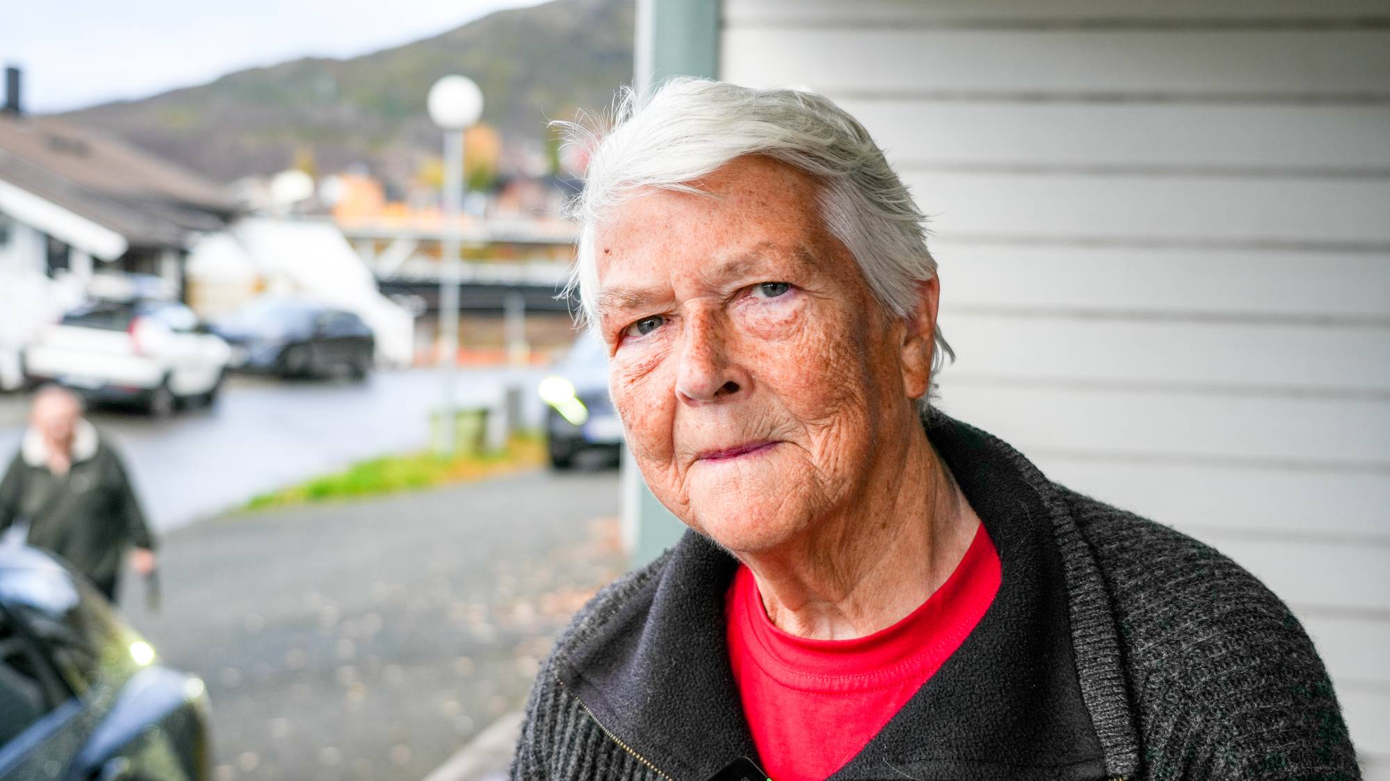 Ellen står på terassen der ho kan høyre borring og sprenging.