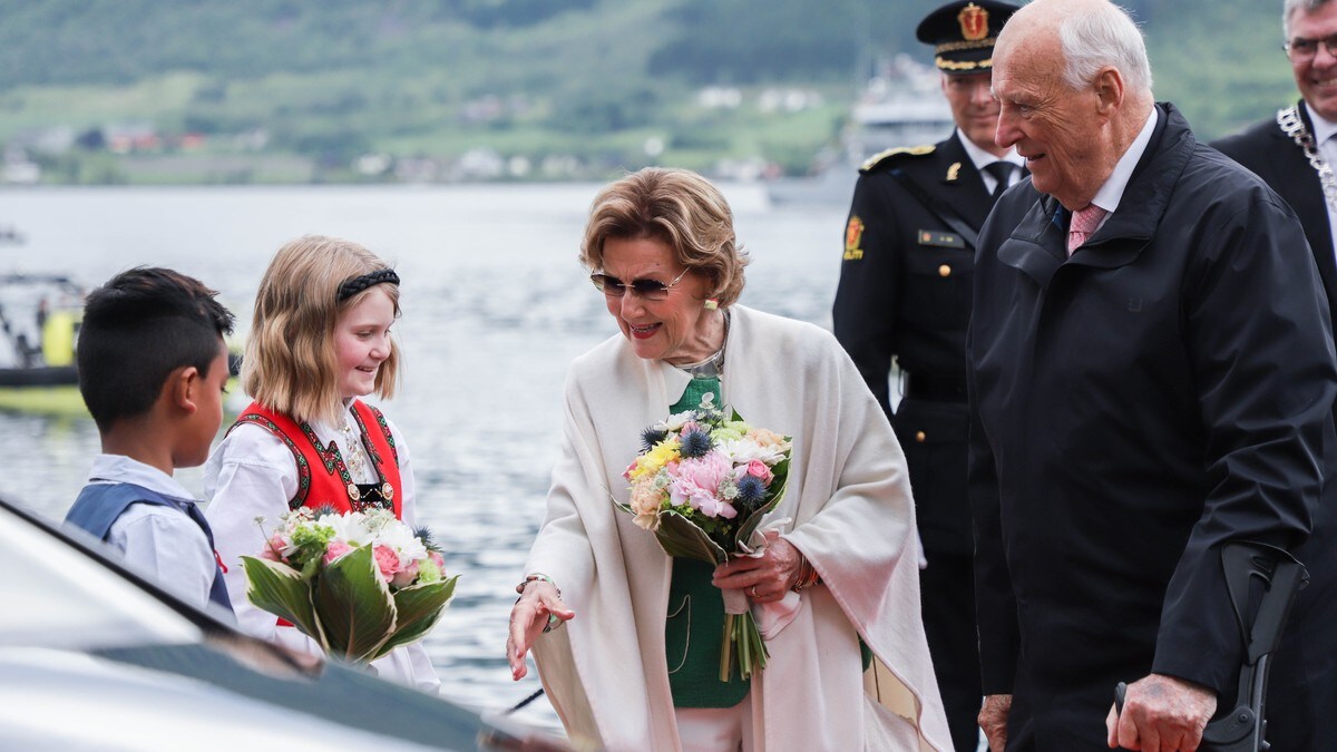 kongeparet møter blomsterbarn FOTO: Marthe Synnøve Johannessen/NRK