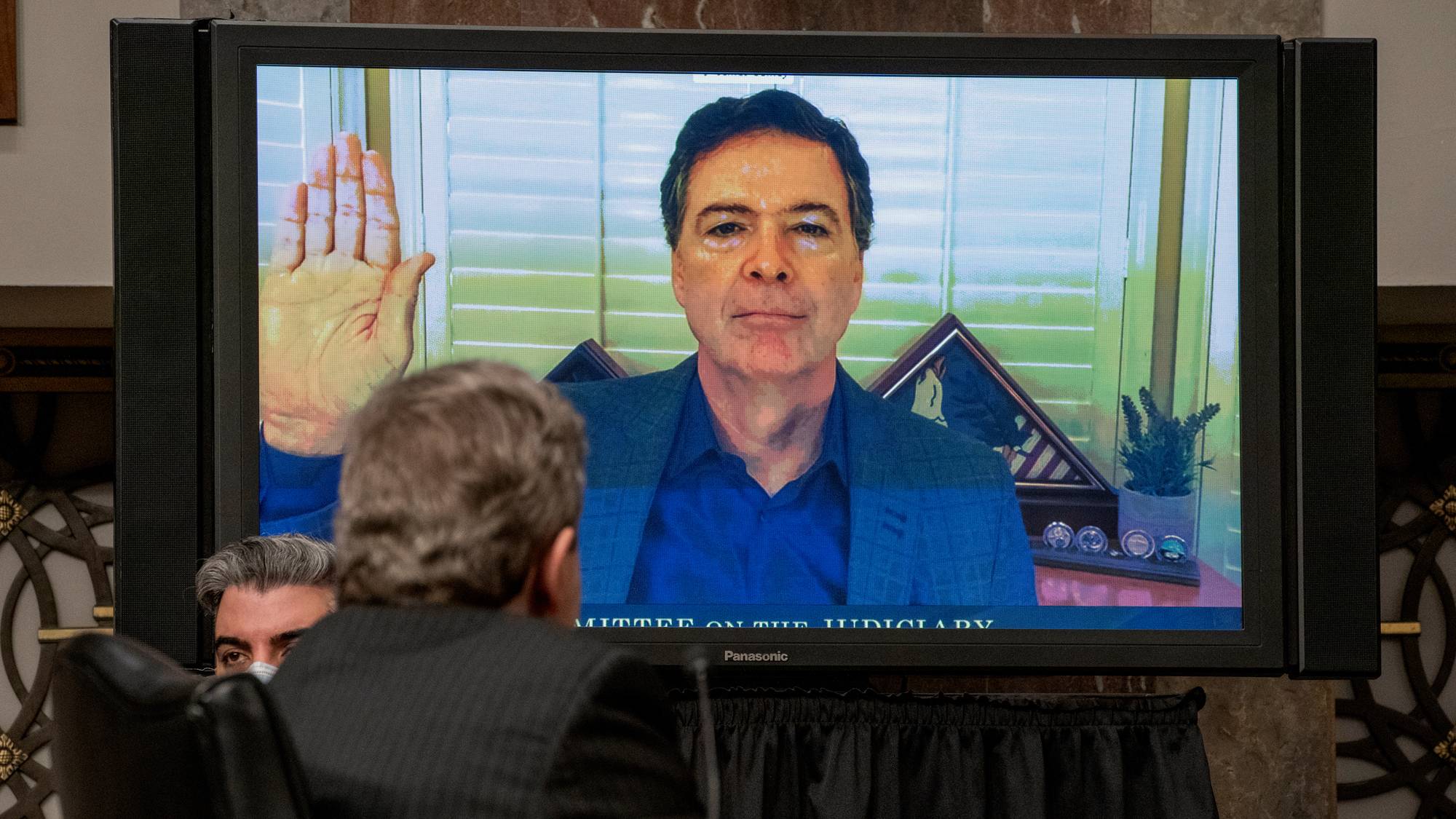 James Comey på en TV-skjerm