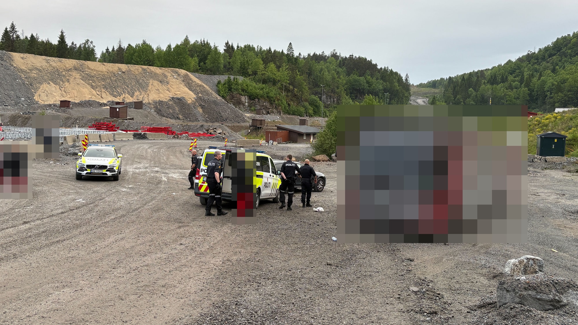 Politi og russ på et industriområde