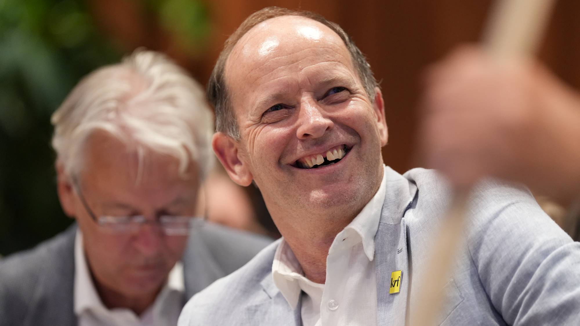 Harry Valderhaug smiler på valgvaken på Pir. 