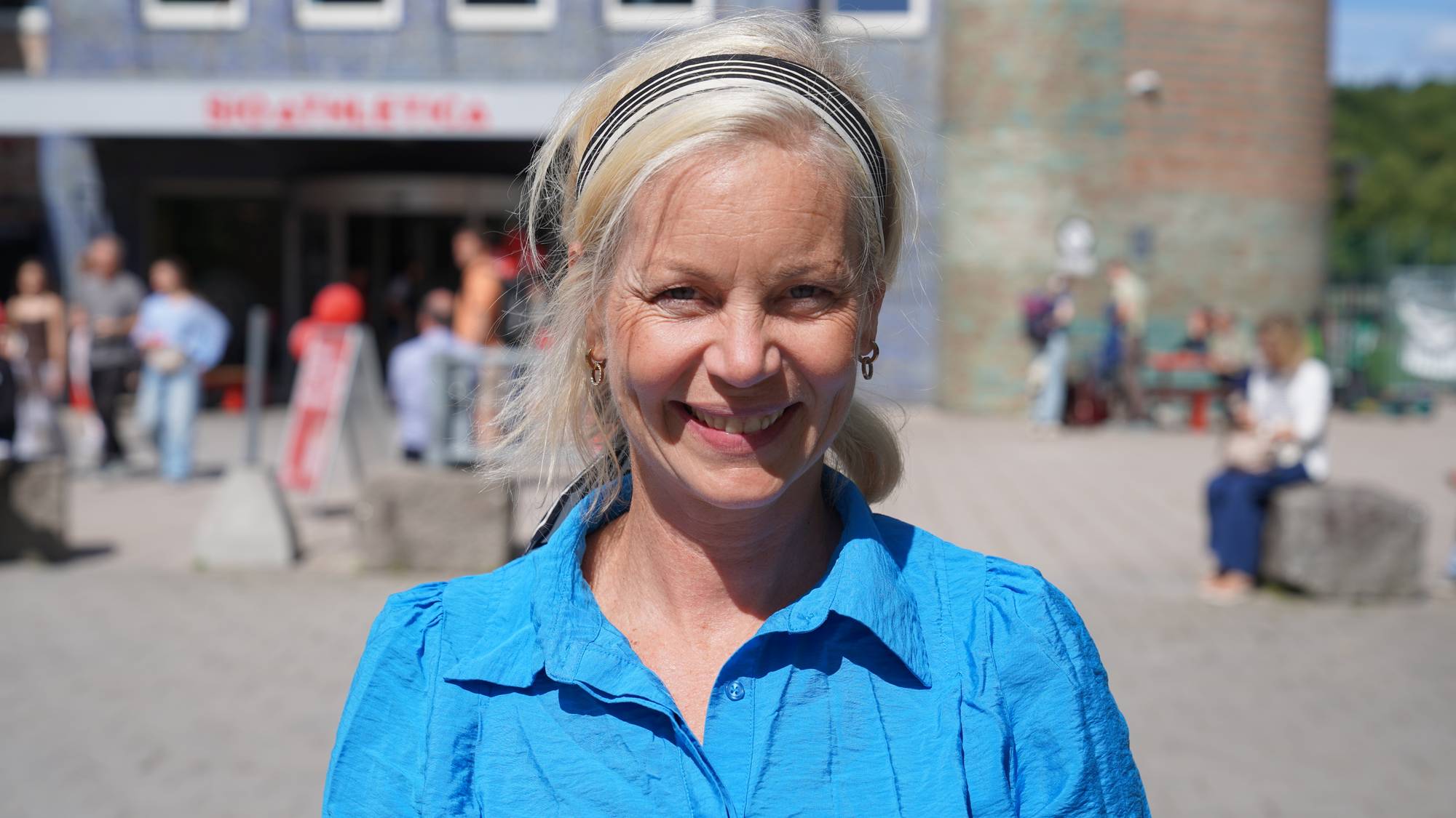 En kvinne som smiler til kameraet (Bildebeskrivelsen er laget av en KI-tjeneste)
