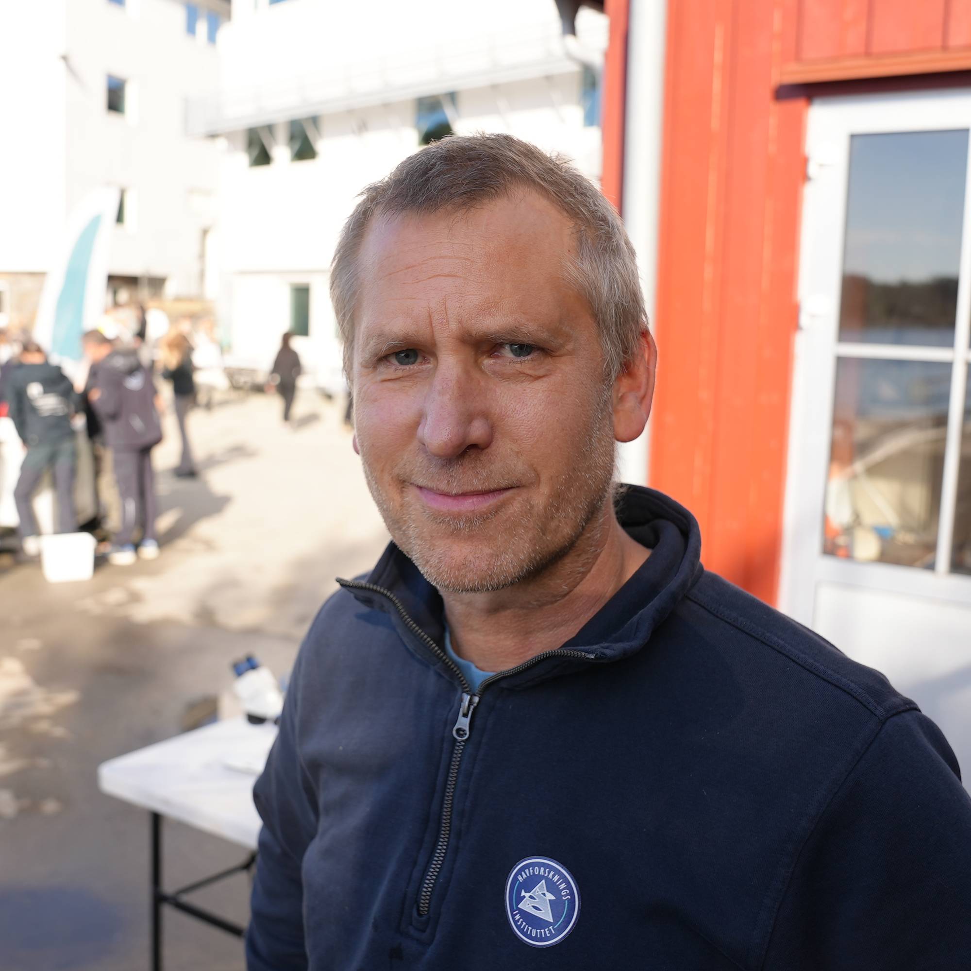 En rogn hummer undersøkes av forsker Alf Ring kleiven.