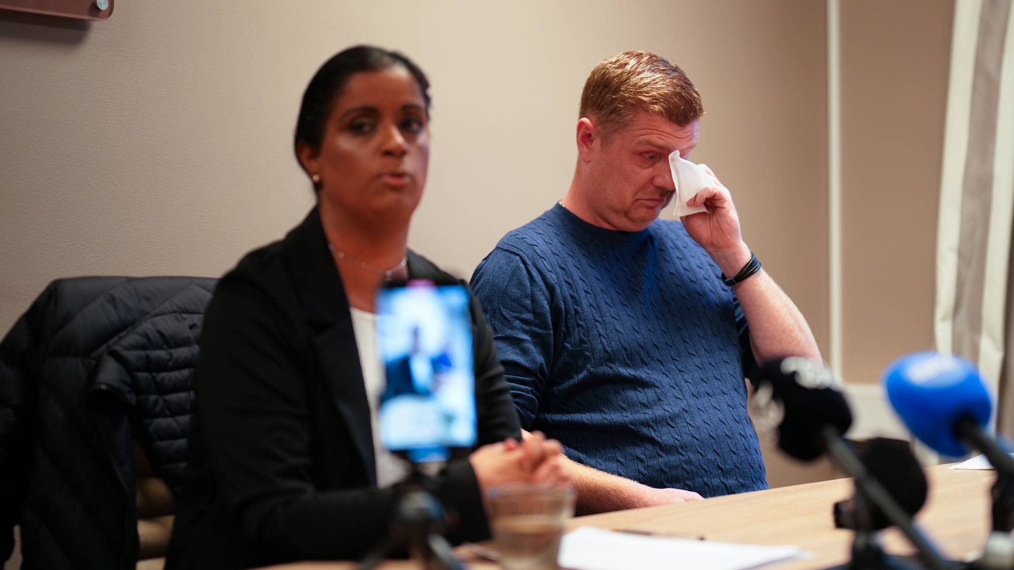 to personer som snakker i mikrofon