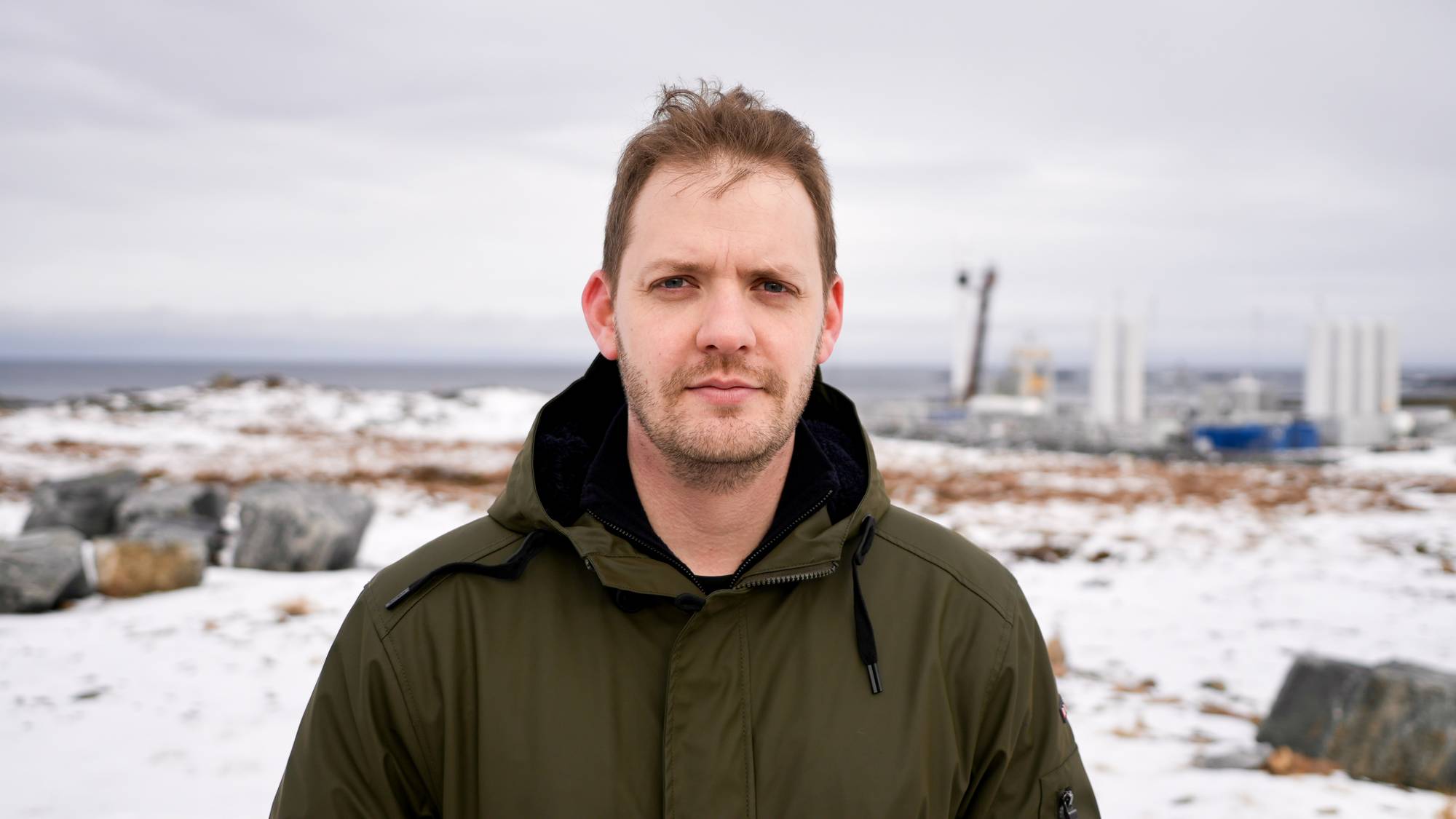 Mann ser i kameraet foran et oppskytnigsanlegg for raketter, Daniel Metzler, administrerende direktør i Isar Aerospace.