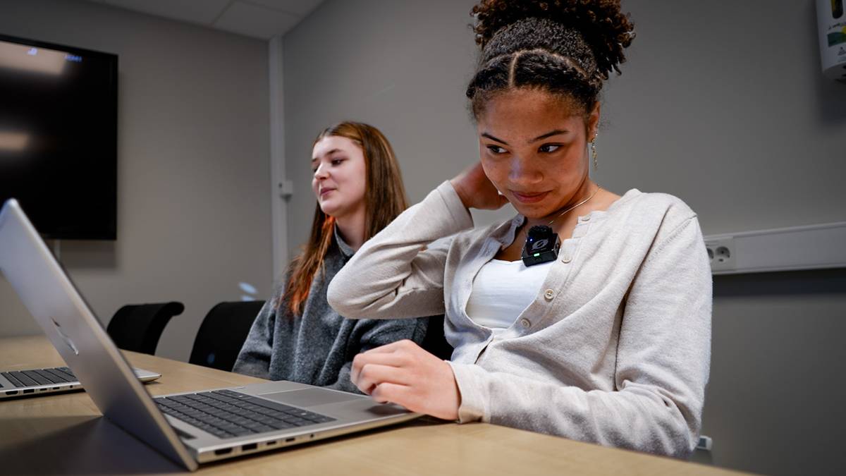 Oda og Maria først ut i europeisk KI-prosjekt: – Bra at flere lærere får mer peiling