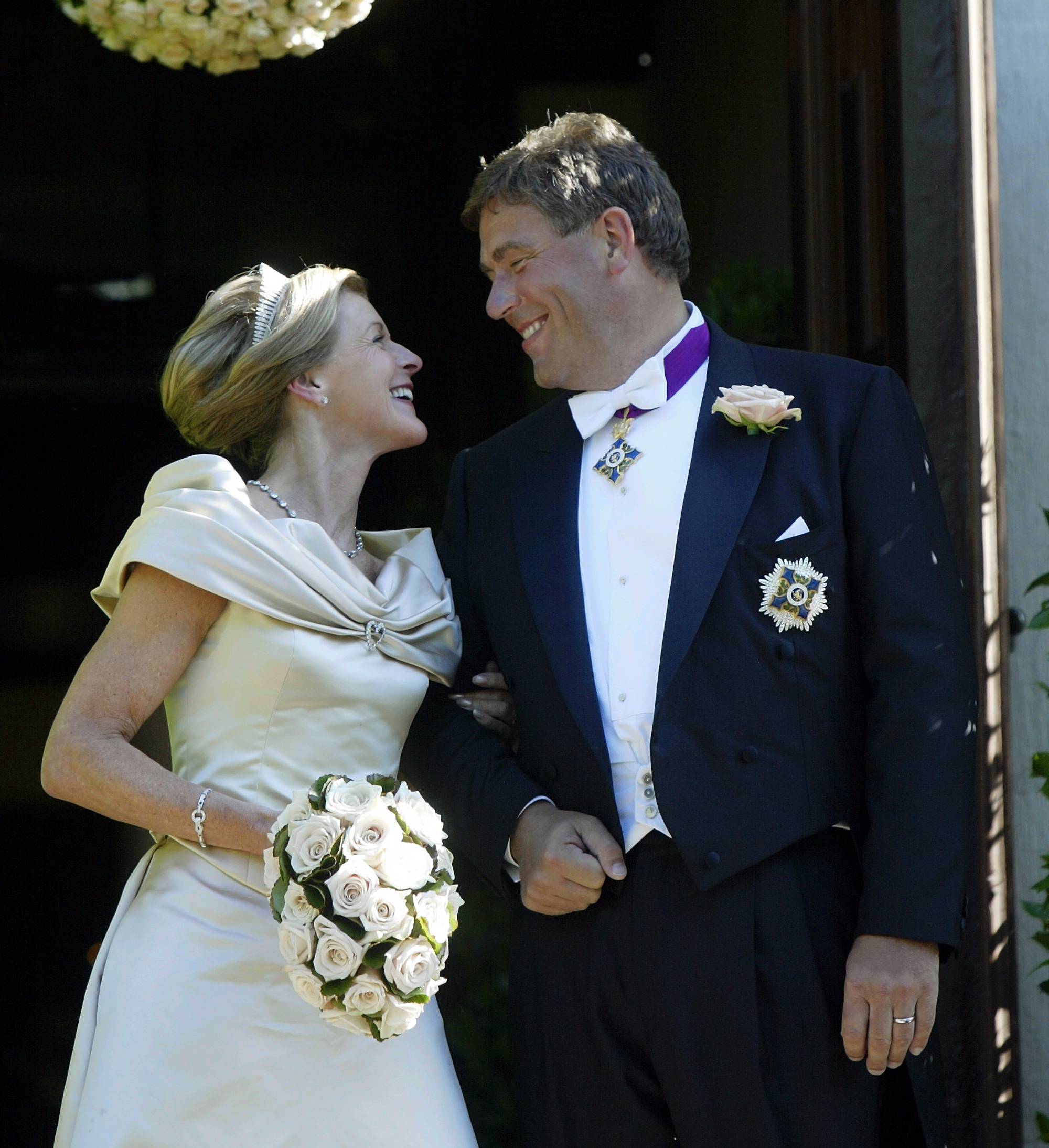 LARVIK 20040612 Mille-Marie Treschow og Stein Erik Hagen gifter seg i Larvik kirke. Bildet viser det lykkelige brudeparet utenfor kirken etter vielsesseremonien. Foto Knut Falch / SCANPIX