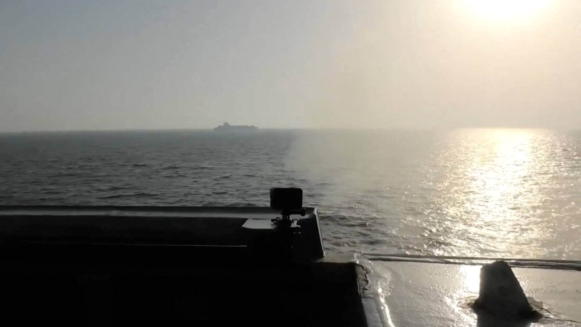 Den amerikanske marinen skjøt mot det iransk-flaggede frakteskipet Touska i Hormuzstredet søndag