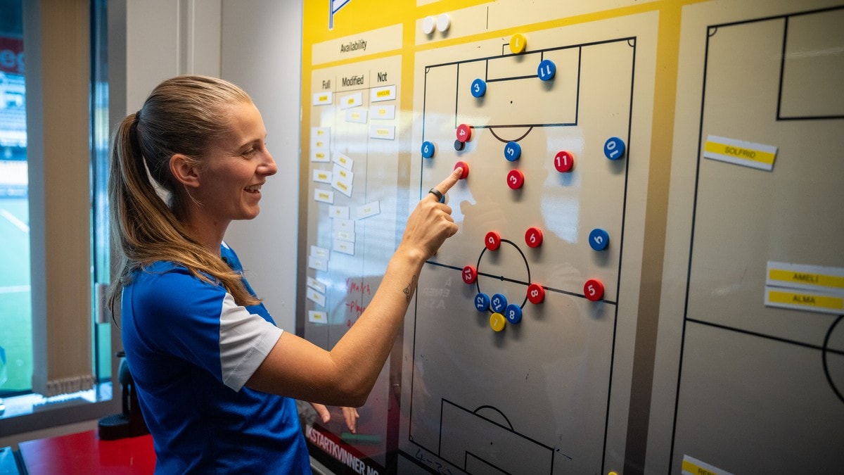 Ingen kvinnelige fotballtrenere på øverste nivå i Norge: – Folk tror jeg jobber i støtteapparatet