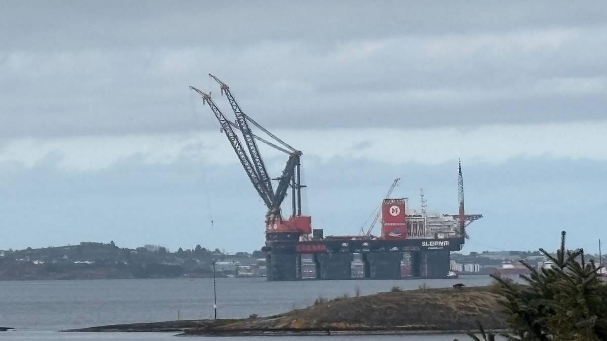 Kranfartøy fikk problemer: – Var få meter fra land
