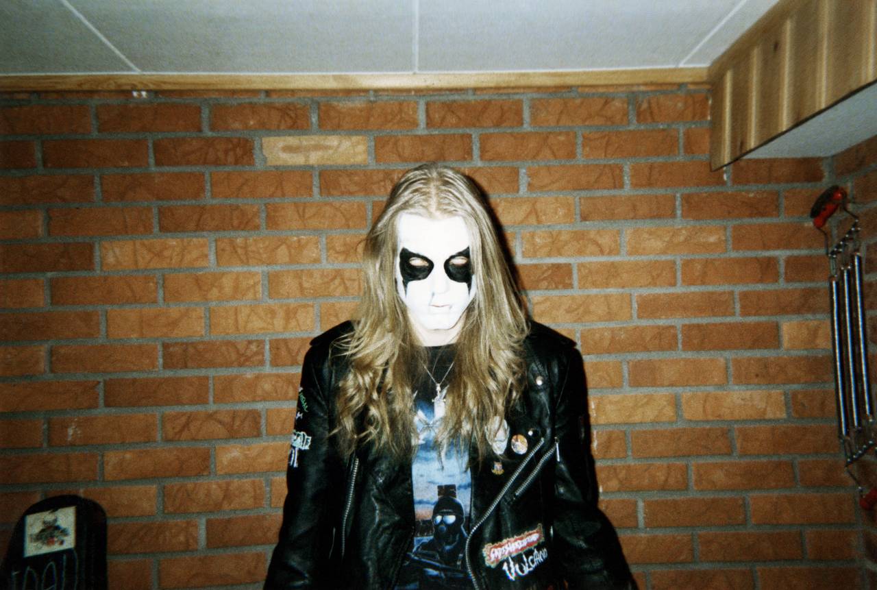 Pelle Ohlin poserer backstage før en konsert. Pelle med liksminke ser i kameraet og ruller øynene bak i hodet, slik at kun det hvite synes.