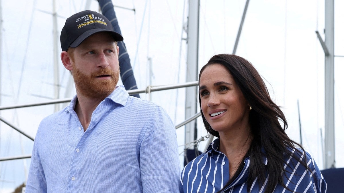 Prins Harry og familien har landet i Storbritannia Privatflyet med prins Harry og familien har landet i Storbritannia, melder britiske medier.
Nylig ble det kjent at den britiske prinsen, kona Meghan og barna Archie og Lilibet, flytter tilbake til Storbritannia etter seks år i USA.
Paret sa fra seg sine kongelige plikter før de flyttet og de skal heller ikke jobbe for det britiske kongehuset nå.