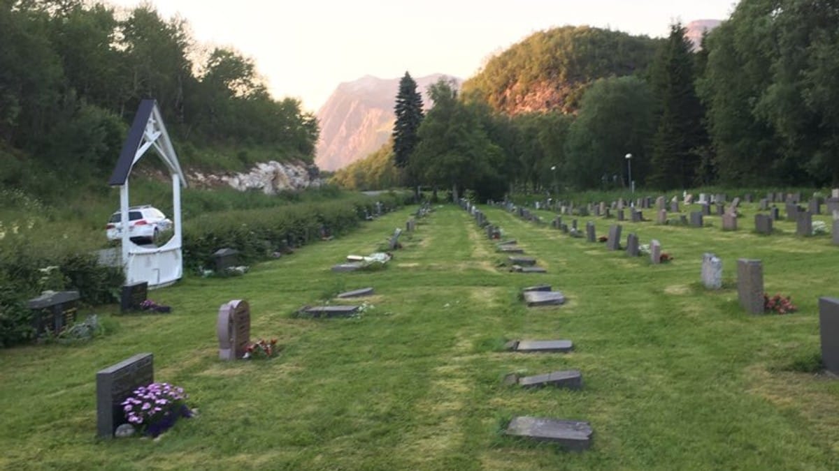 114 gravstøtter veltet på kirkegård i Nordland