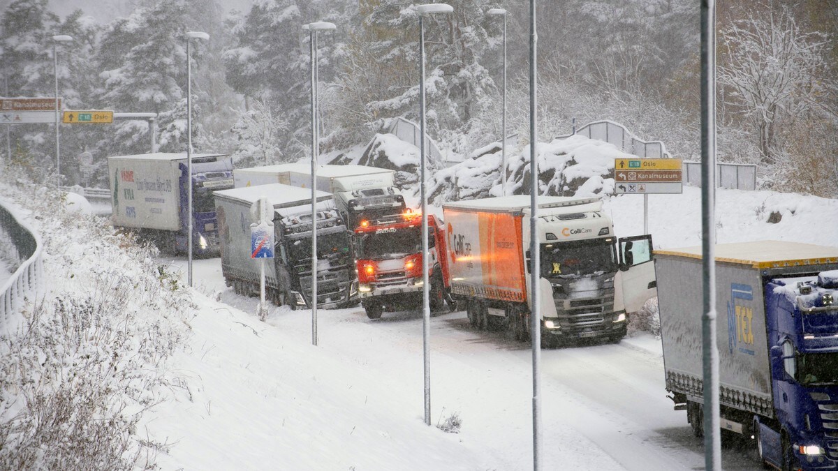 Avlysningene renner inn hos dekksentre etter snøvarsel: – Vent med omlegging