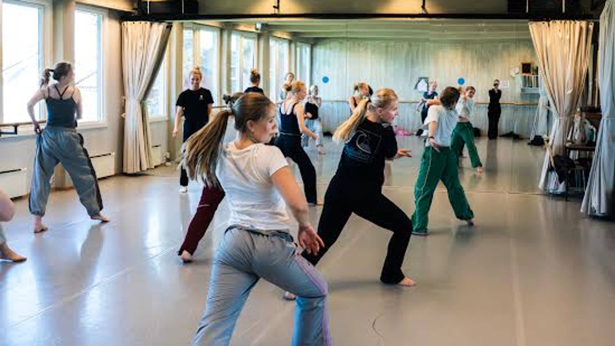 elever danser på folkehøgskole