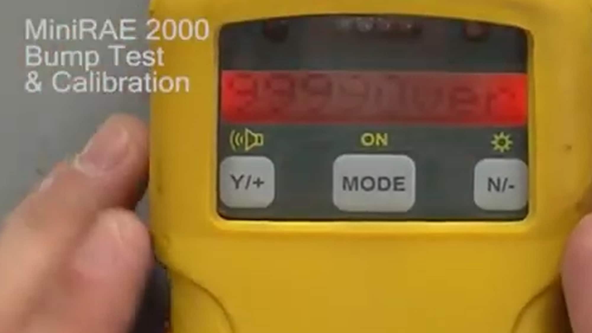 En gul gassmåler har display som viser 9999 ppm og ordet "over". Dette indikerer at instrumentet ikke klarer å måle høyere nivåer. 