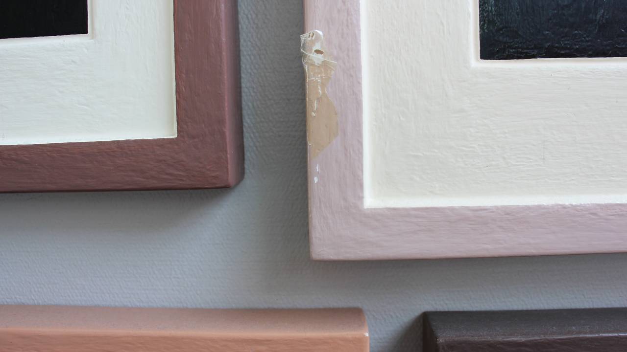 Kunstverket «Forty Plaster Surrogates» av Allan Mccullom heng i fellesarealet ved skulen. Verket har store og små skadar.