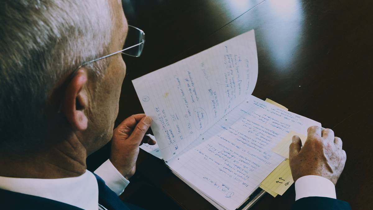 Her er Jens Stoltenbergs notatbok fra 22. juli