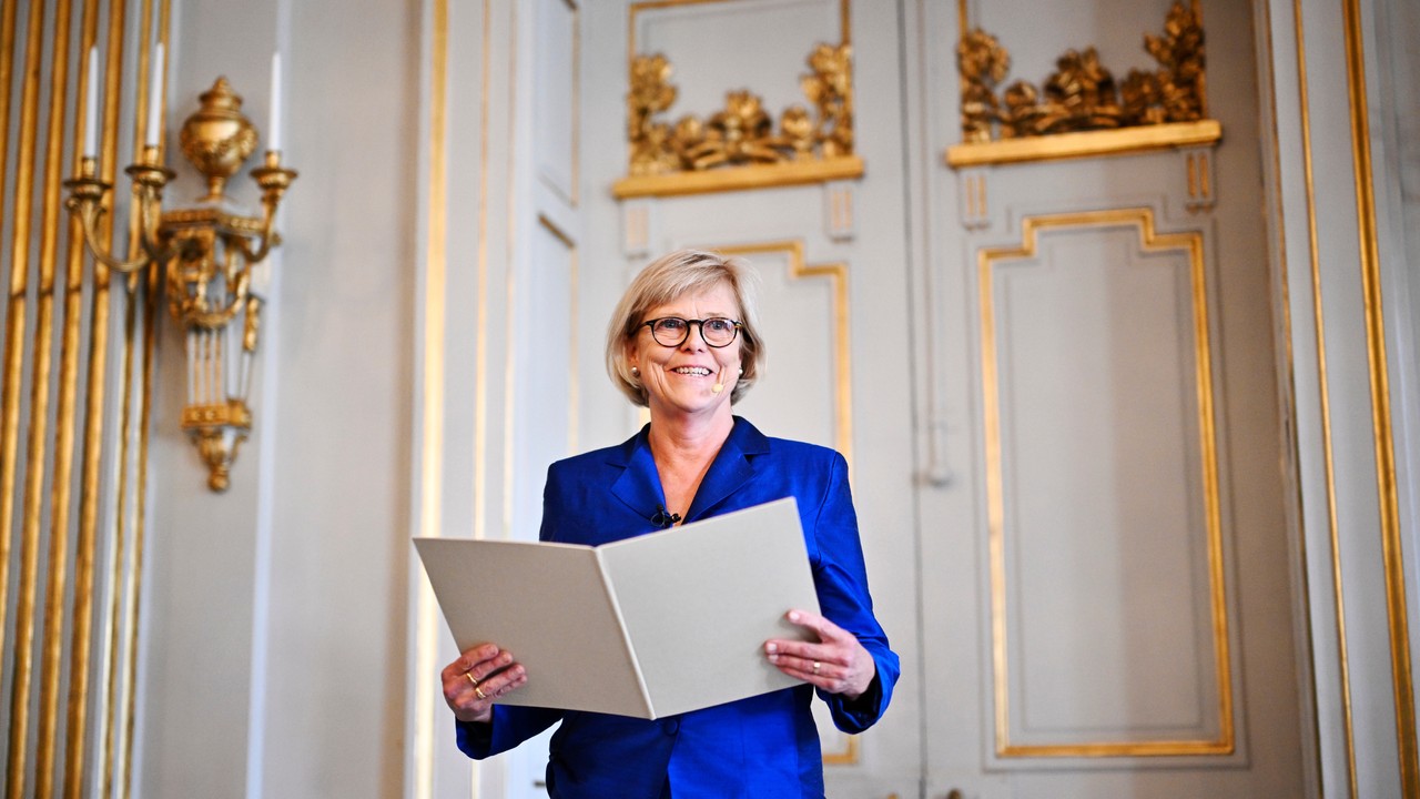 Kvinne i rød jakke