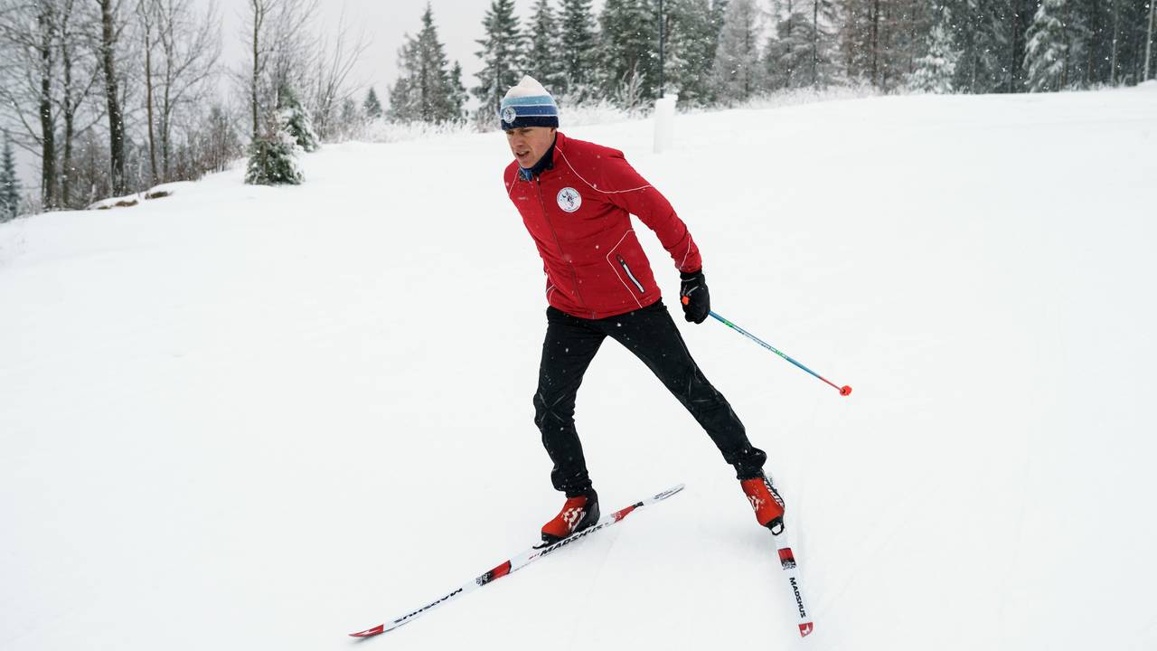 Erik Eide fra Skiforeningen demonstrerer dårlig teknikk når det kommer til skøyting på langrennski.