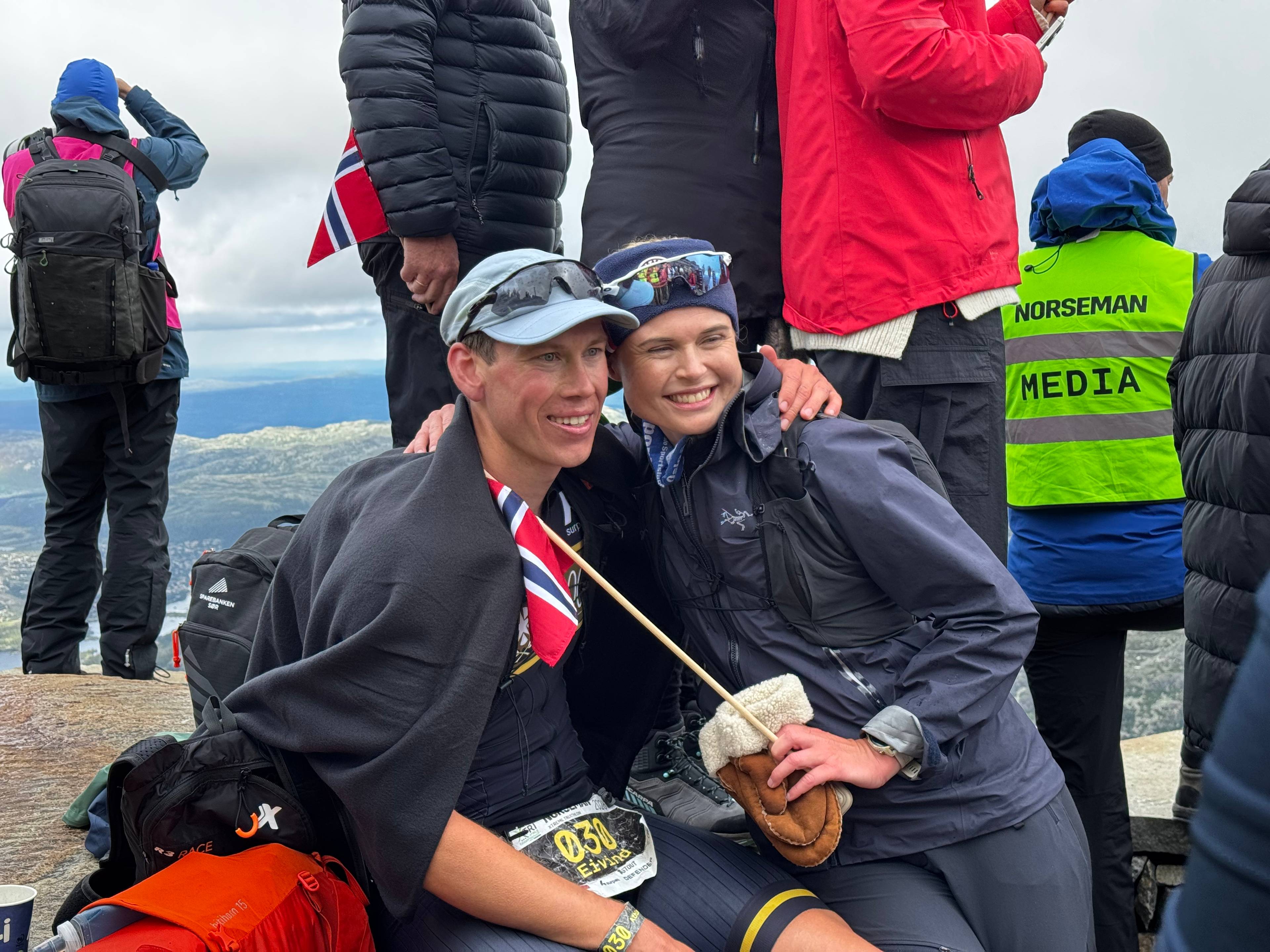Eivind Kjennerud med kjæresten etter å ha kommet i mål med en 5.plass i Norseman.