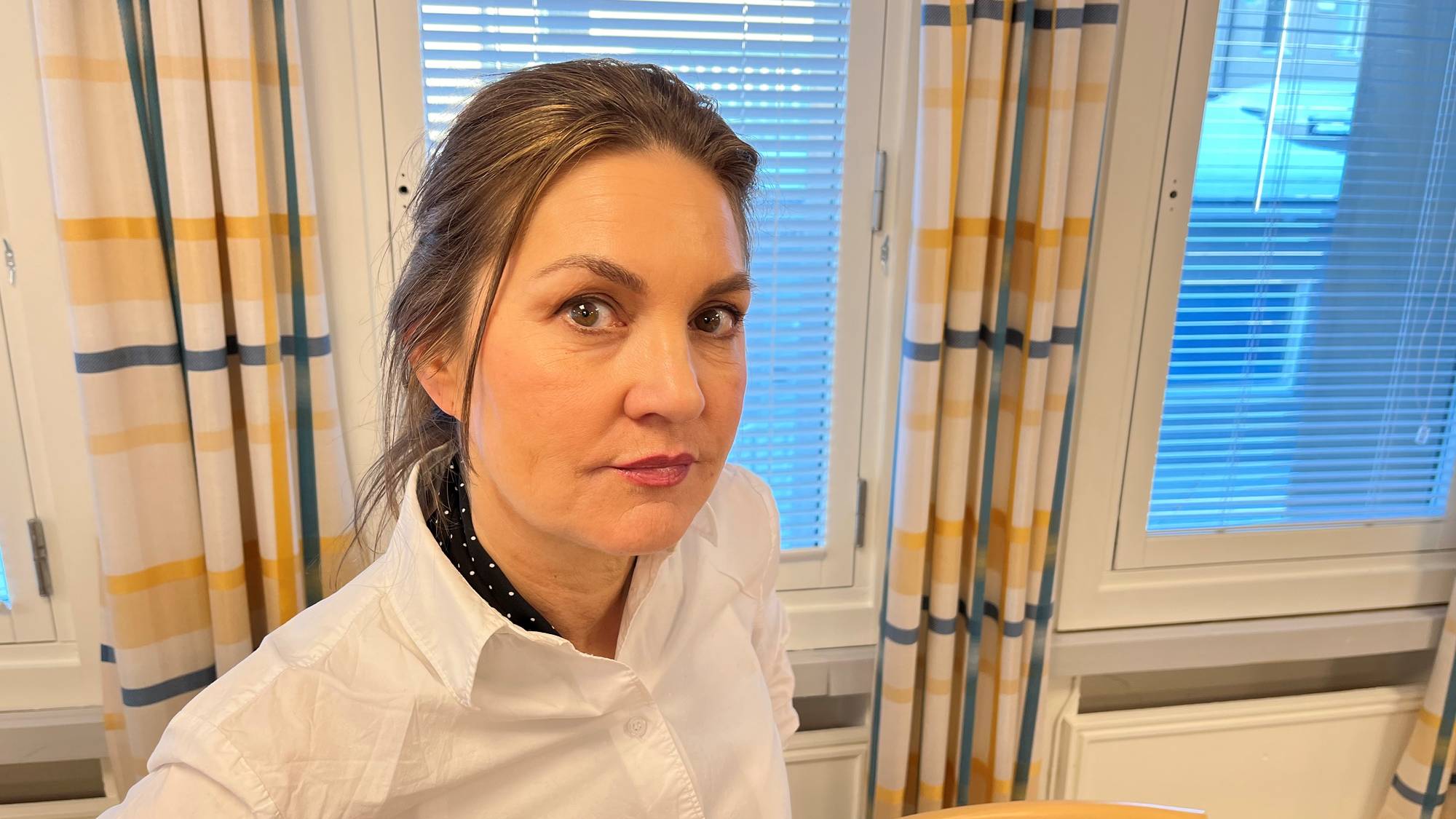 Advokat Anja Karin Hellander fotografert i Øst-Finnmark tingretts lokaler