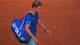 Manu Fernandez / AP,NTB En mann med en blå bag over skulderen går bort fra kameraet på en tennisbane. Mannen har på seg en blå t-skjorte og turkise shorts. Bagen er blå med hvite logoer og tekst. (Bildebeskrivelsen er laget av en KI-tjeneste)