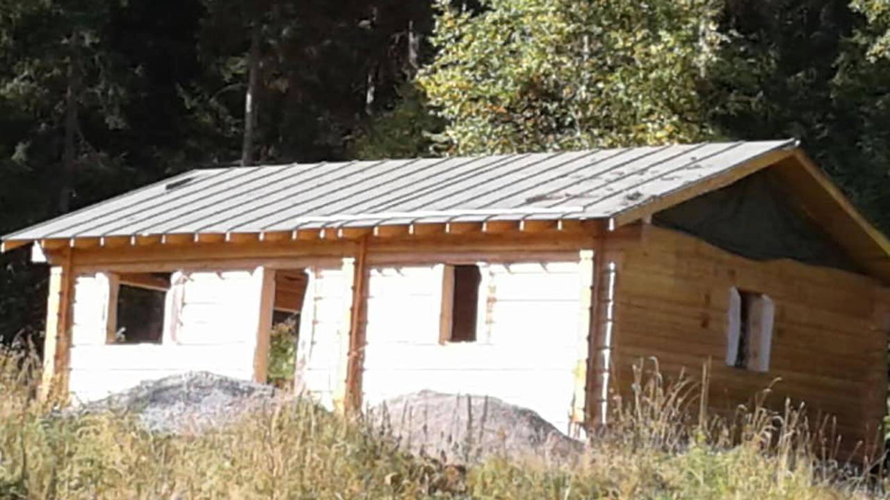 Hytte etter at dør og vinduer ble stjålet