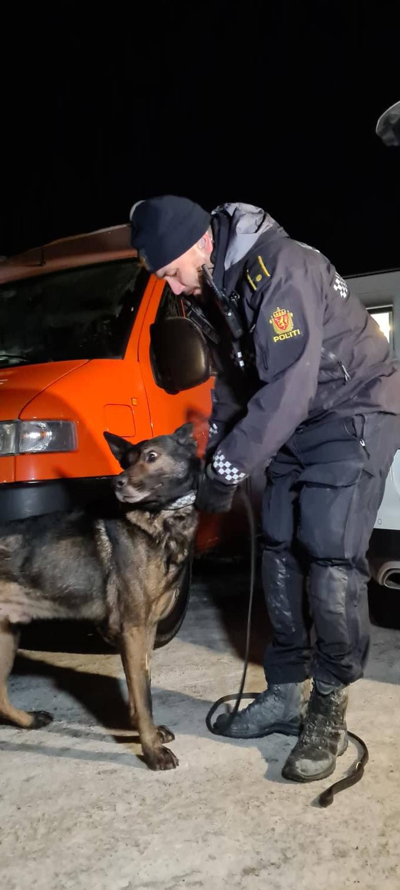 Hundefører Kenneth Cortsen og hunden «Piko» har deltatt i redningsaksjonen i Gjerdrum. 