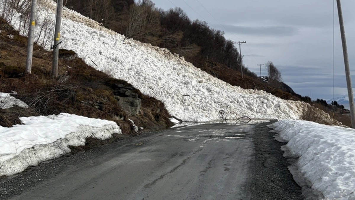 Snøskred stenger veg – vet ikke når den kan graves åpen igjen