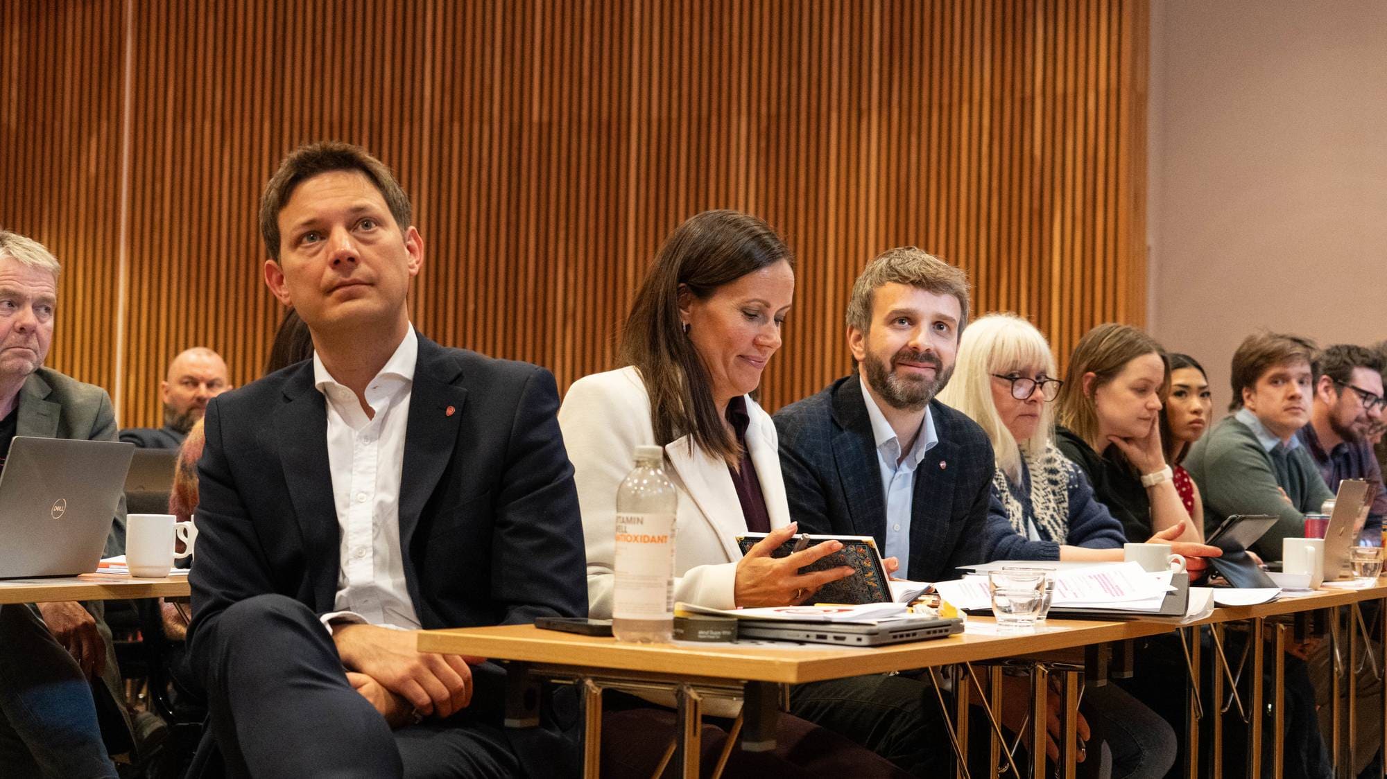 Sigurd Rafaelsen, Marianne Sivertsen Næss og Jan Christian Vestre sitter ved siden av hverandre under årsmøtet for Finnmark Arbeiderparti