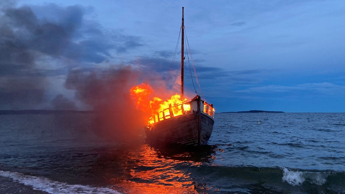 Søker i Oslofjorden etter brann i seilbåt