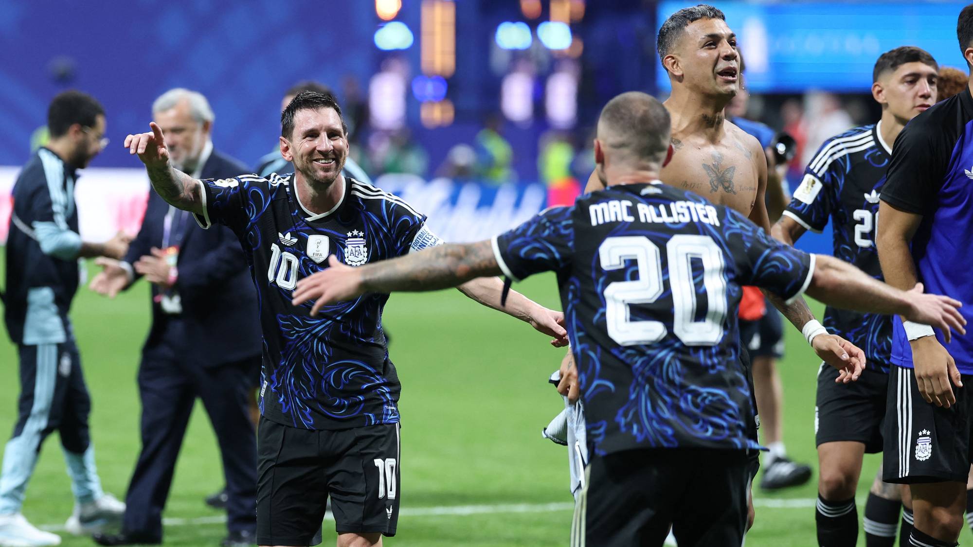Lionel Messi og Alexis Mac Allister jubler sammen etter en fotballkamp i Argentina-drakter. (Bildebeskrivelsen er laget av en KI-tjeneste)