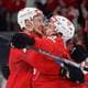David W Cerny / REUTERS,NTB To hockeyspillere feirer. De er iført røde drakter og hvite hjelmer med Sveitsisk kors. Spillerne holder om hverandre. Publikum i bakgrunnen er uskarpt. (Bildebeskrivelsen er laget av en KI-tjeneste)