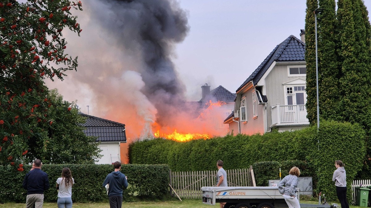 Brann i uthus i Skien- spredte seg til bolighus