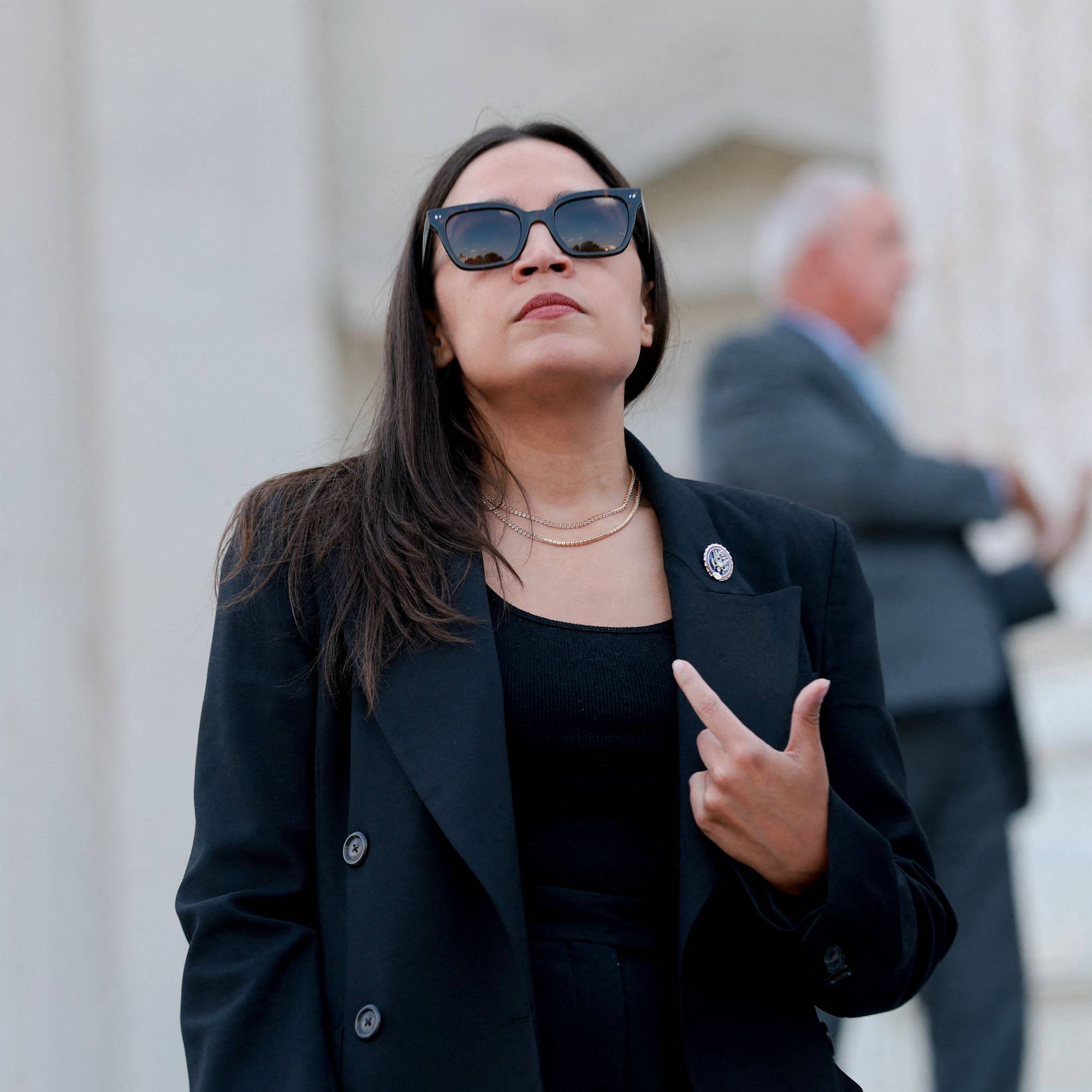 Alexandria Ocasio-Cortez utenfor Kongressen sommeren 2026. 