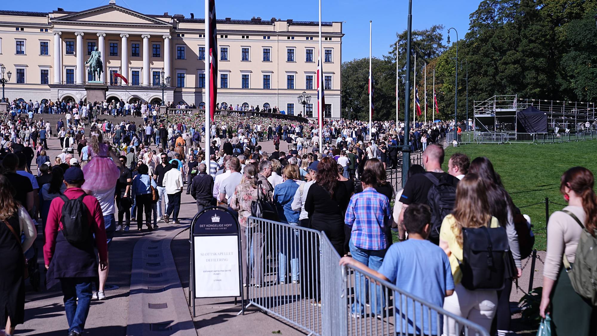 Defilering før kong Haralds gravferd søndag.