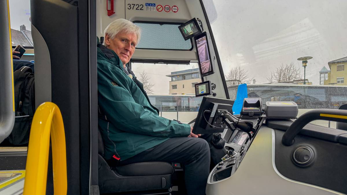 Robert er nesten to meter høy – får ikke plass i de nye elbussene fra Kina