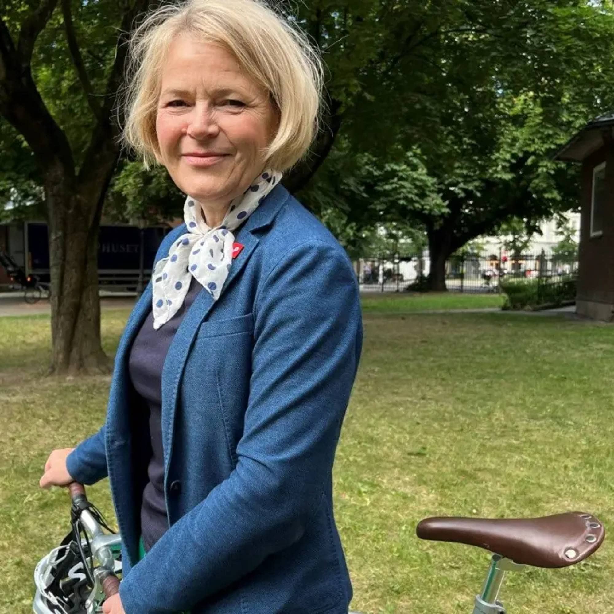 Eline Oftedal står ved en sykkel. Hun er generalsekretær i Syklistforeningen