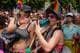 Frida Wattne Lindland / NRK Folk feirer under en pride-parade med regnbueflagg og fargerike klær. (Bildebeskrivelsen er laget av en KI-tjeneste)