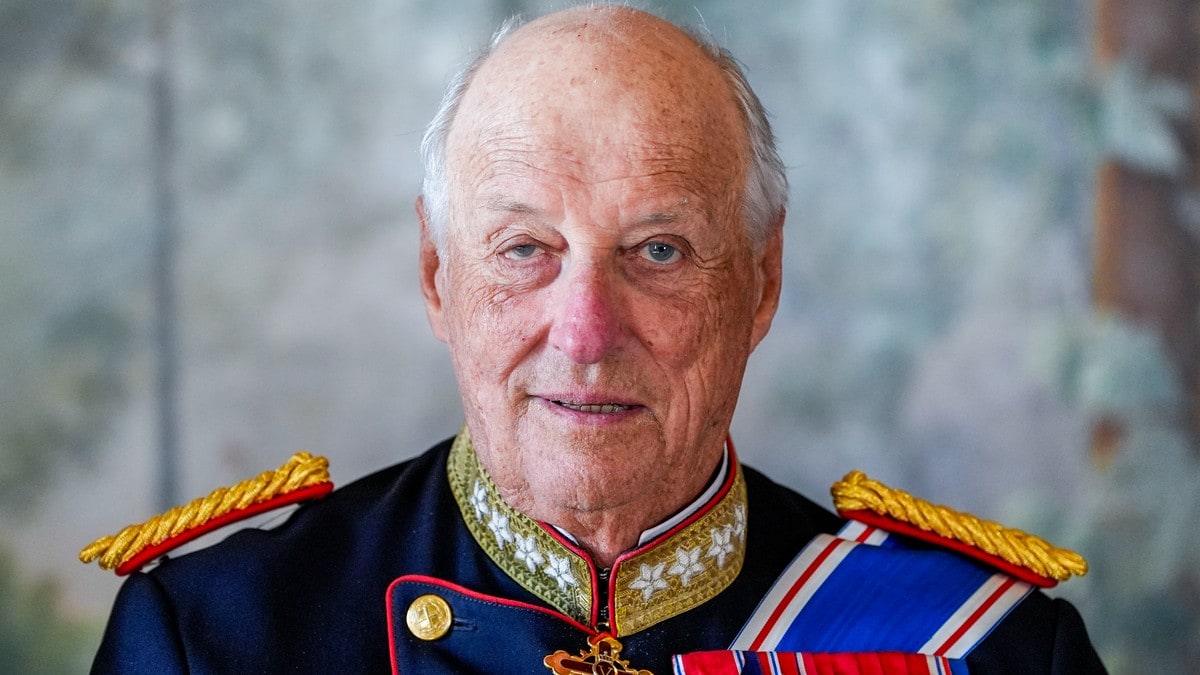 Kong Haralds gravferd blir onsdag 9. september Kong Harald sin gravferd blir onsdag 9. september klokken 13.
Seremonien ledes av preses i Den norske kirke, Olav Fykse Tveit. Oslos biskop, Sunniva Gylver, domkantor Marcus André Berg, Oslo domkor og flere vil medvirke.
Det opplyser Slottet i en pressemelding.
På mandag flyttes kongens båre fra Den røde salong til Slottskapellet, hvor den kan besøkes fra tirsdag 1. september klokken 14.00, til og med tirsdag 8. september klokken 18.00.