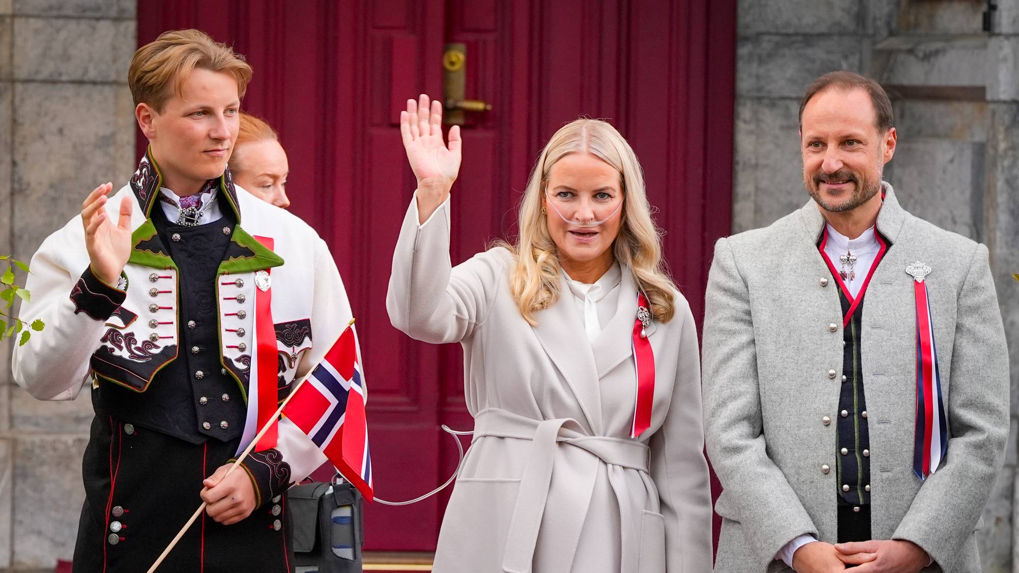 Kronprinsesse Mette-Marit, kronprins Haakon og prins Sverre Magnus hilser barnetoget på Skaugum