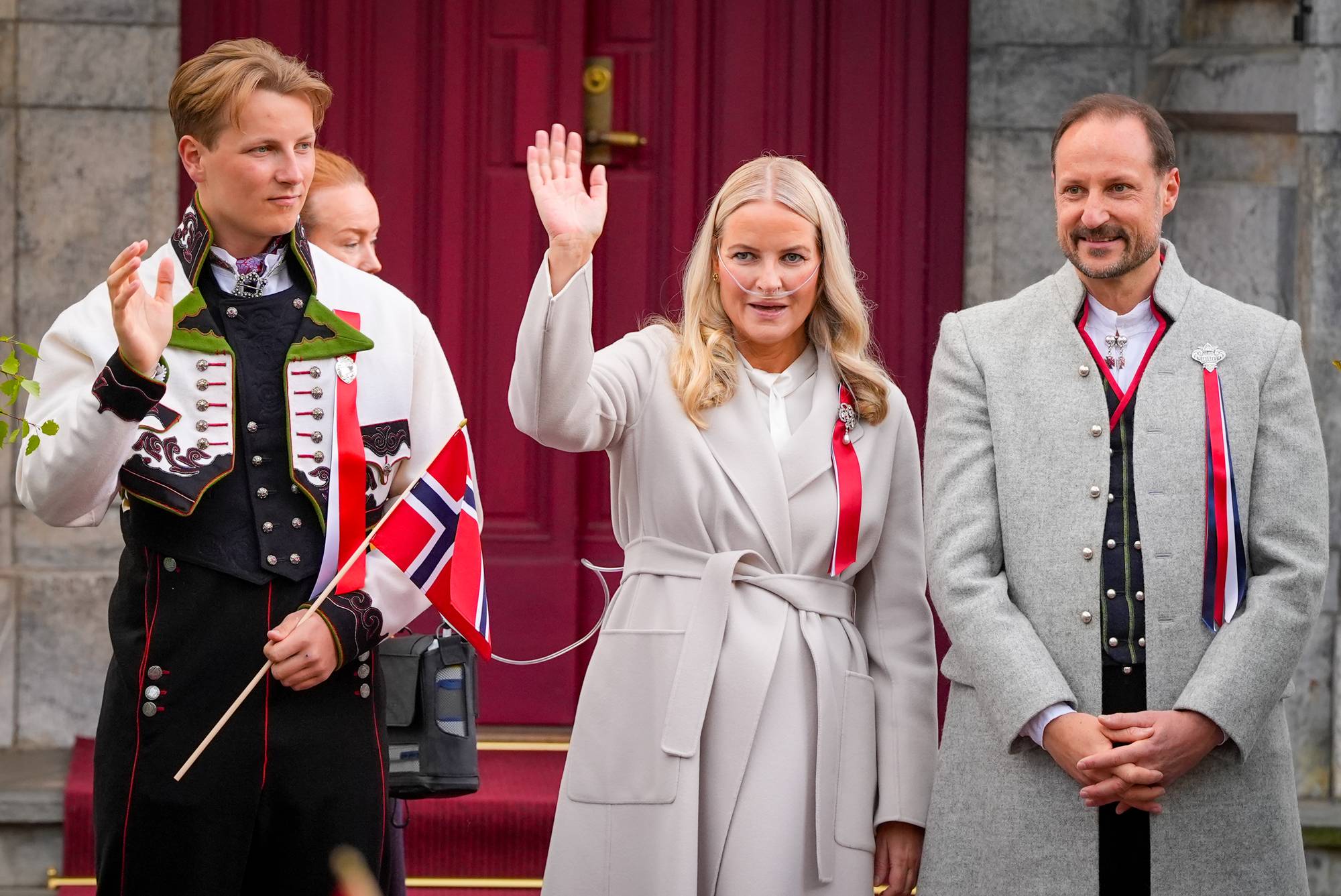 Kronprinsesse Mette-Marit, kronprins Haakon og prins Sverre Magnus hilser barnetoget på Skaugum