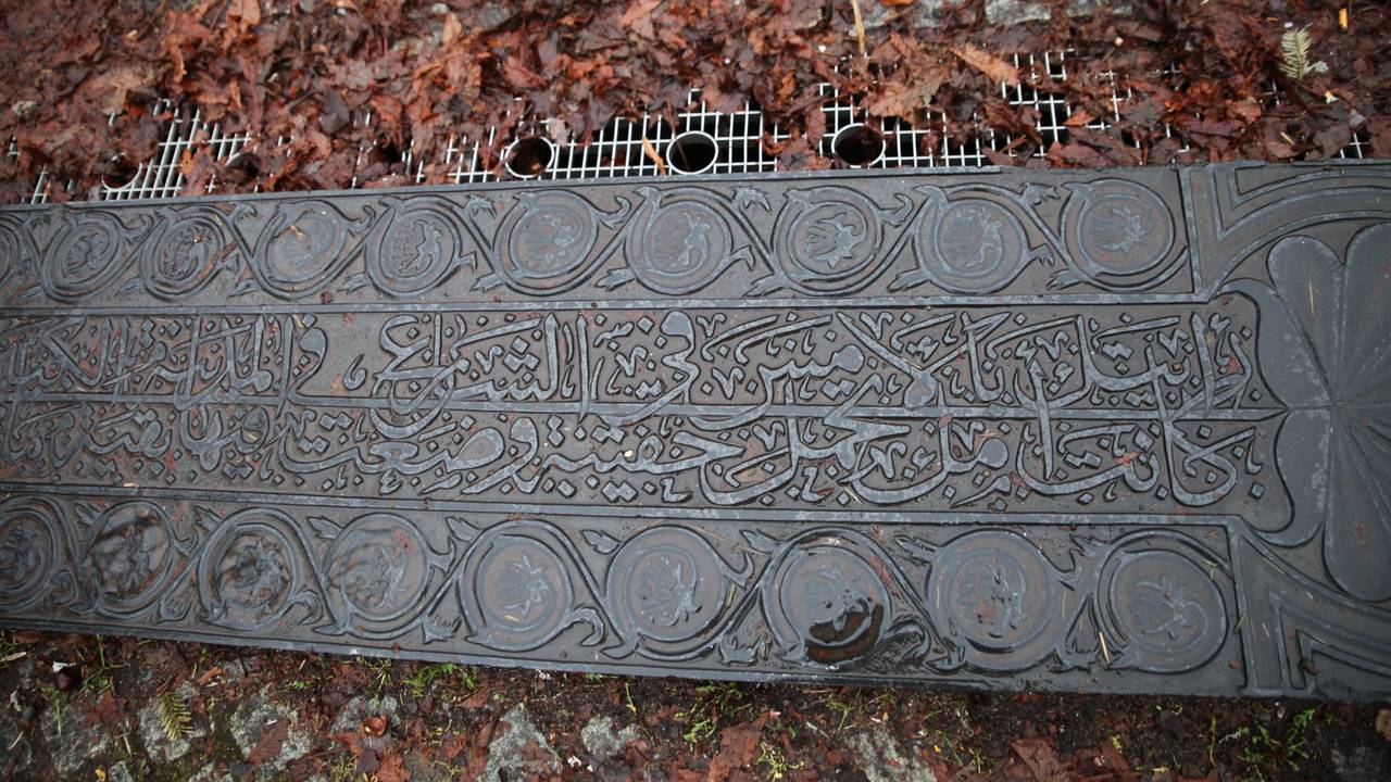 Fontene kunstner Nabil Mansor med tekst fra Sommerfuggel i vinterland, på Helga Helgesnsplass på Grønland i Oslo.