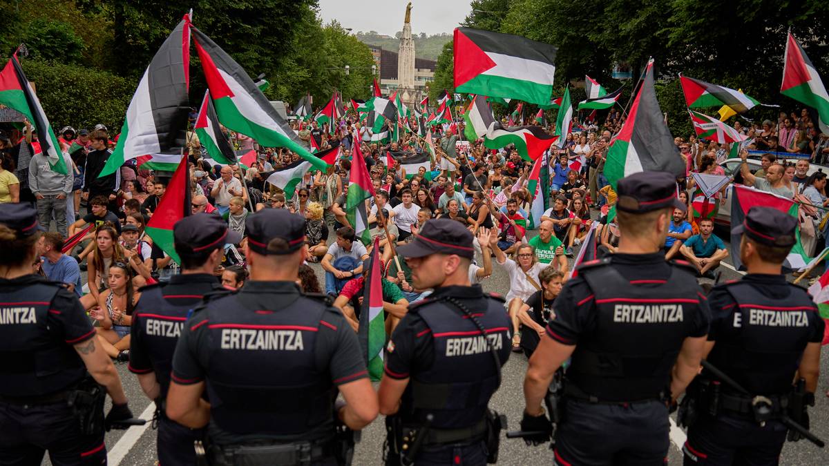 Sykkelkaoset i Spania – Vuelta-sjef mener Israel-Premier Tech må trekke seg