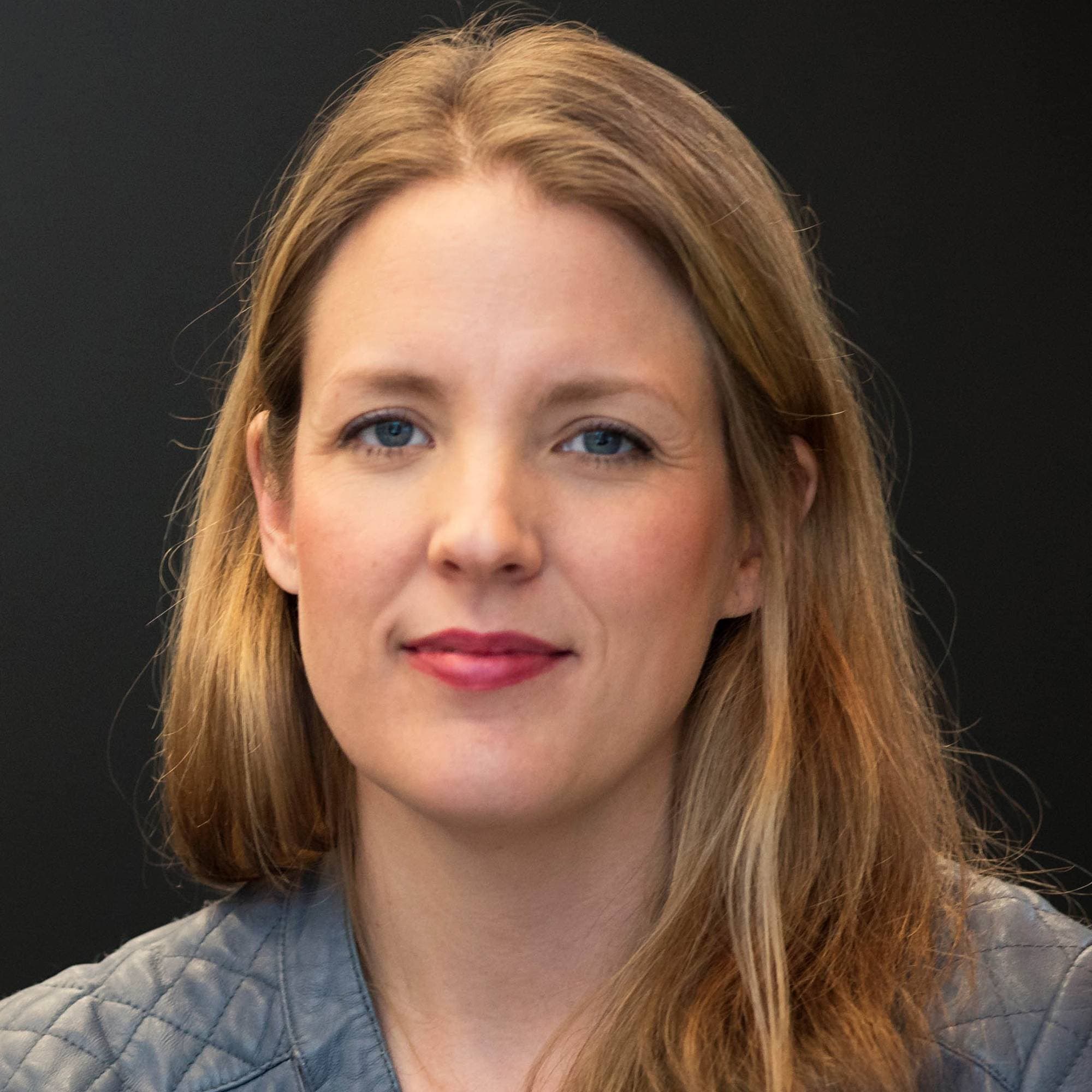 en kvinne med blondt hår (Bildebeskrivelsen er laget av en KI-tjeneste)