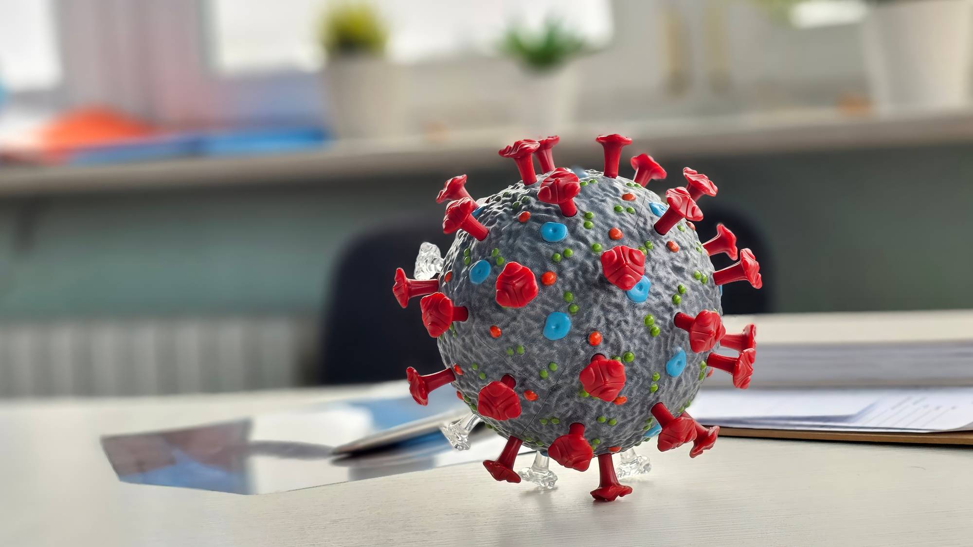3D-modell av et virus på en pult.