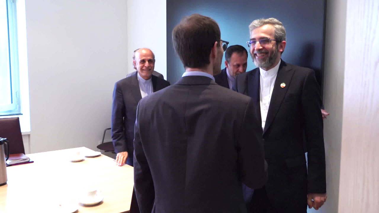 Irans viseutenriksminister Ali Bagheri Kani (t.v.) besøker Norge 2. juni 2022. Her hilser han på statssekretær Henrik Thune (H) i Utenriksdepartementet.