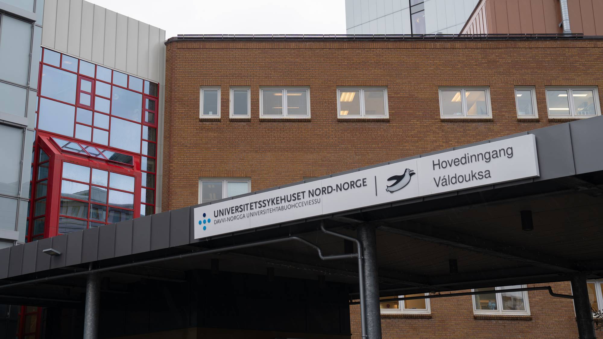 inngangsparti med skilt til Unn